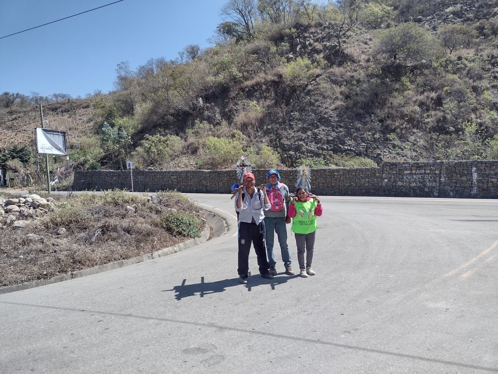 Peregrinos de Santa Victoria Oeste y Los Toldos, por la ruta de Bolivia.