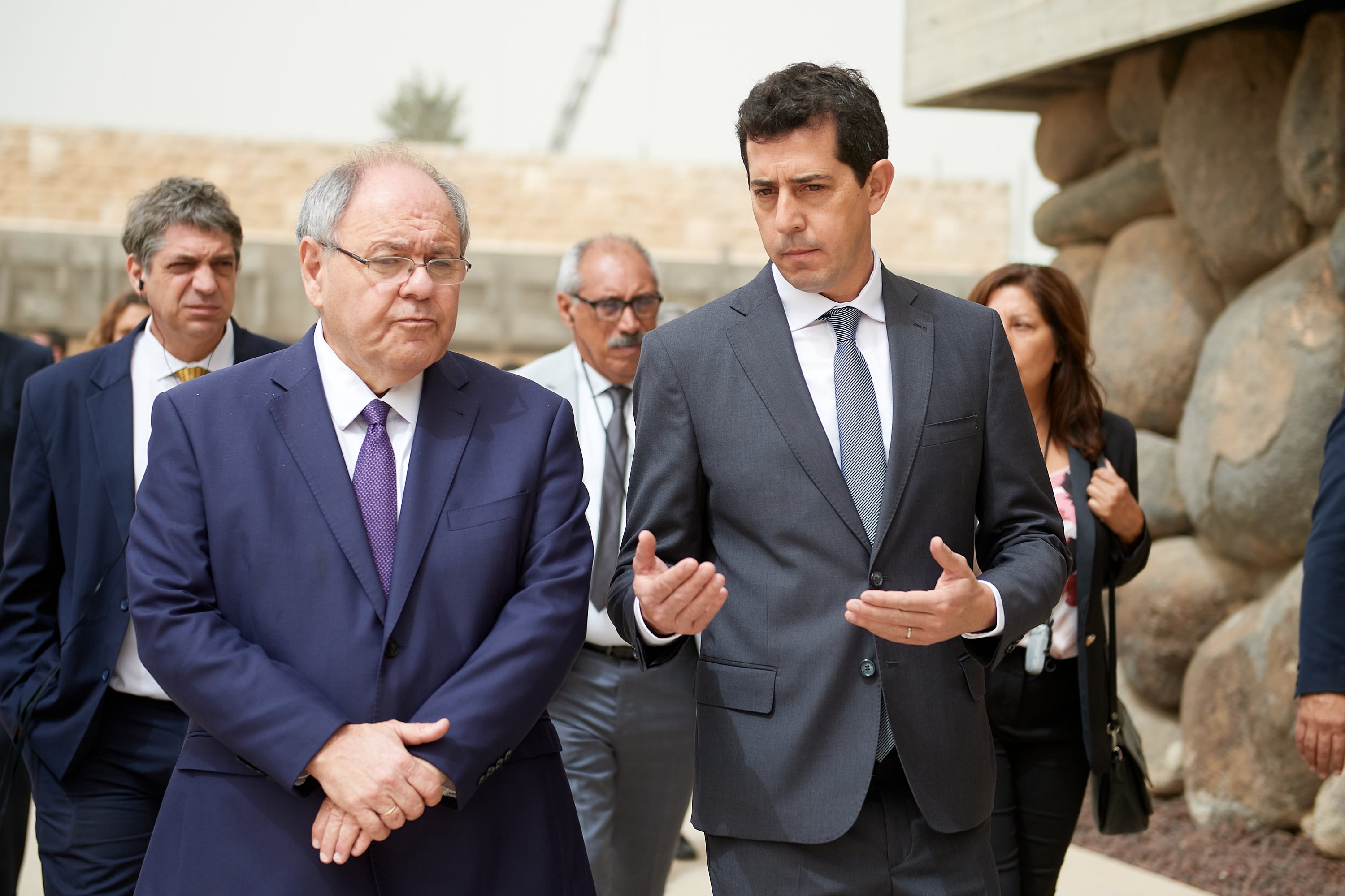 El ministro Wado de Pedro durante su visita al museo del Holocausto. 