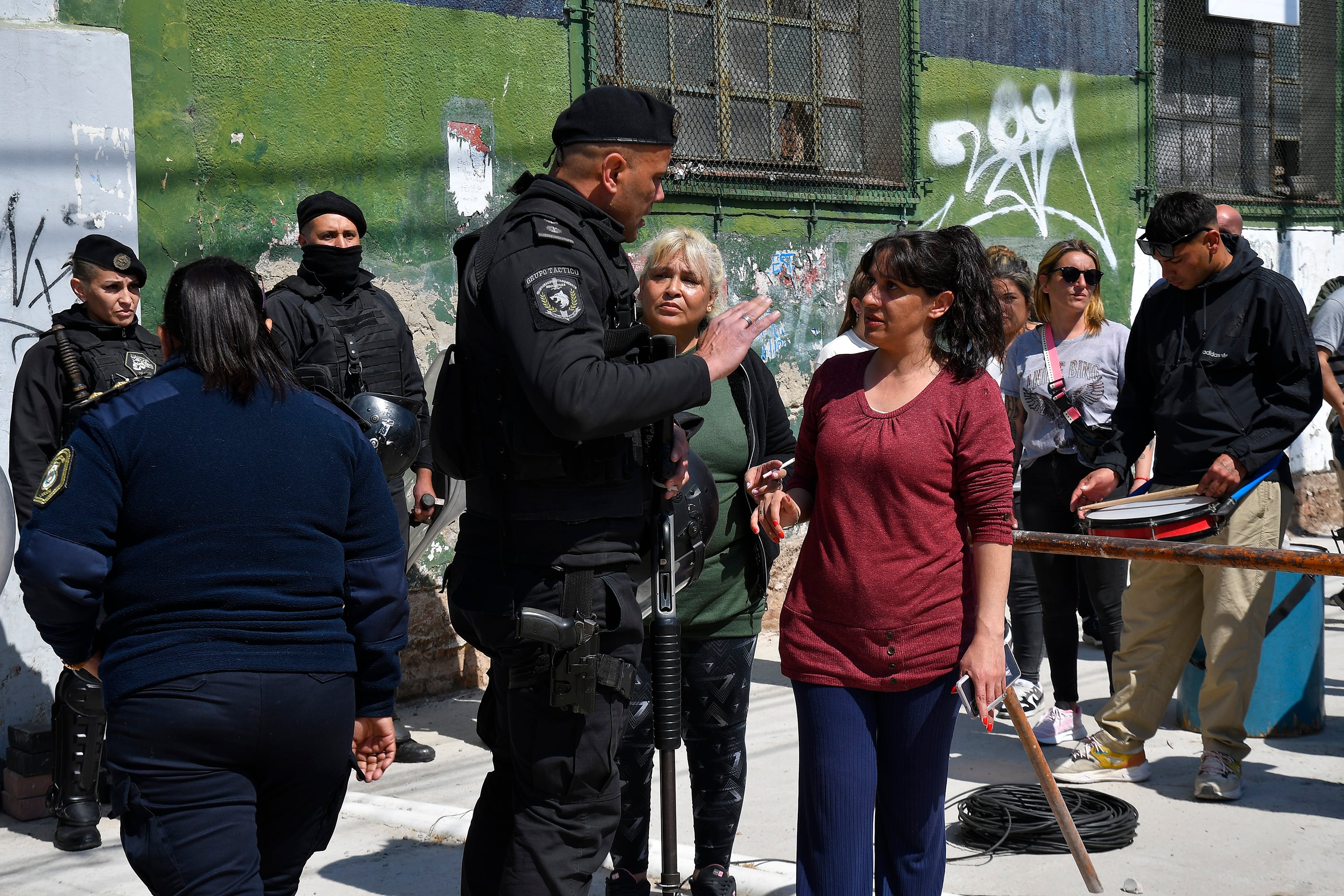 Durante la mañana, se concentraron familiares de los detenidos frente a la fiscalía.