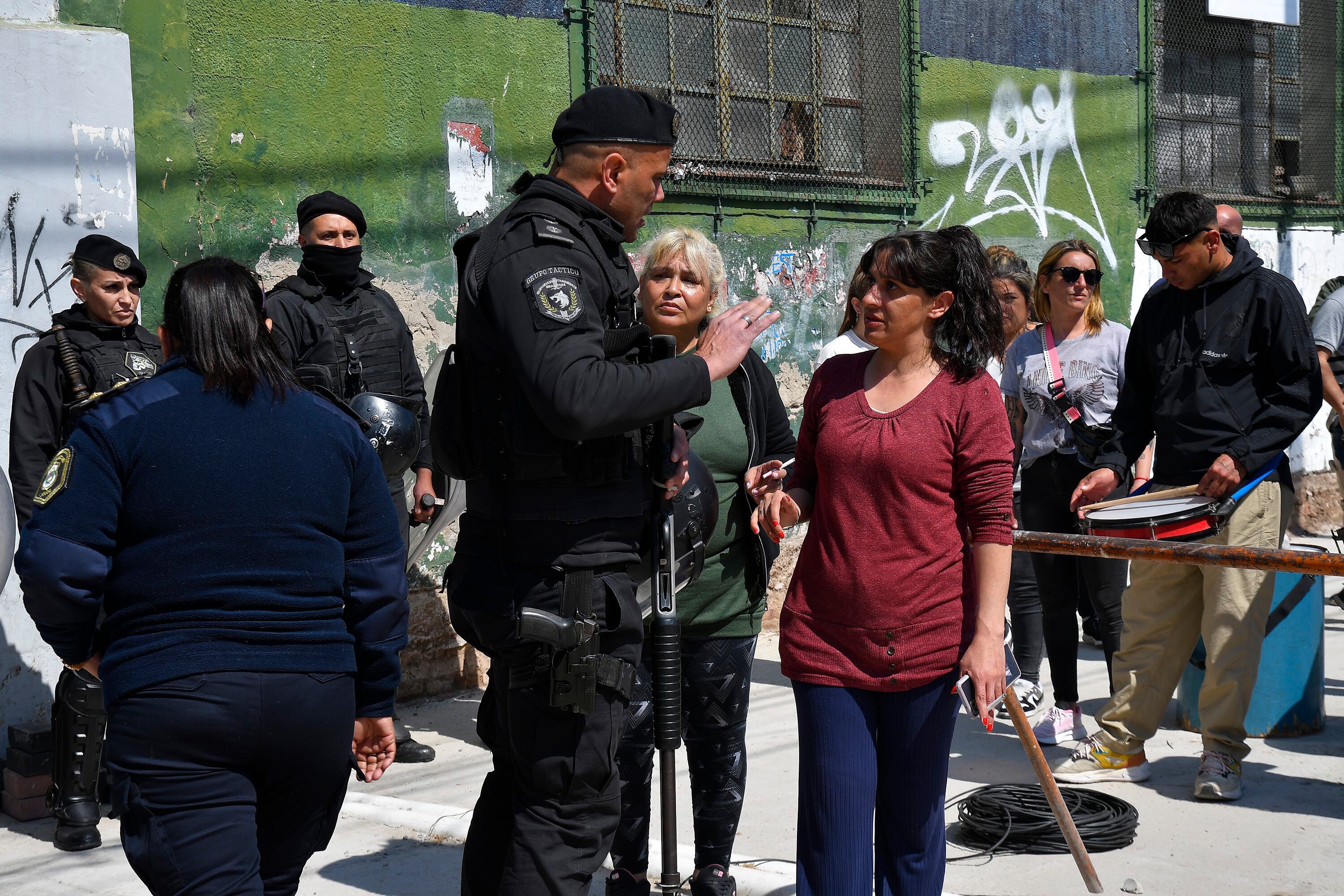 Durante la mañana, se concentraron familiares de los detenidos frente a la fiscalía.