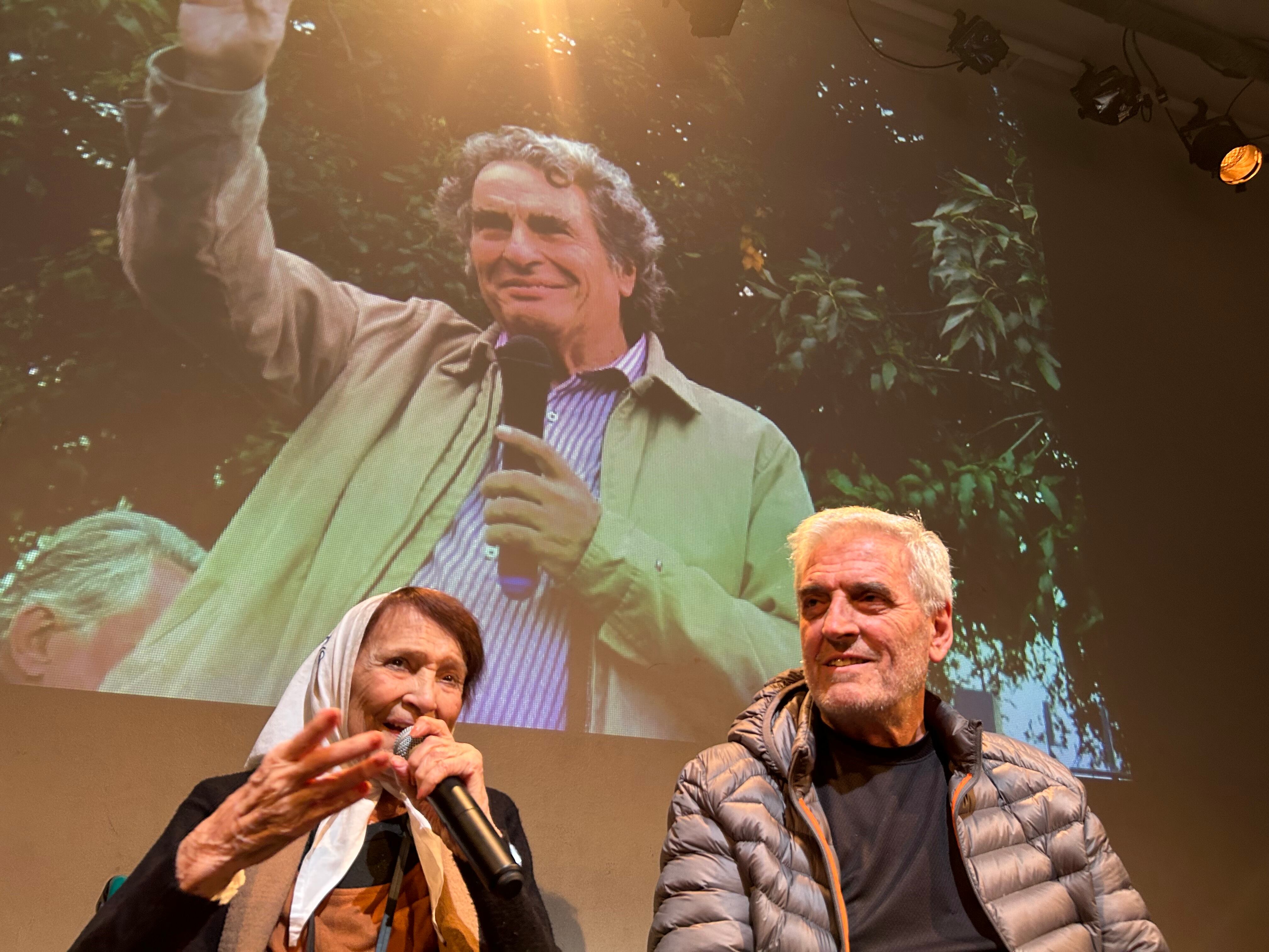 Taty Almeida y Luis Bruschtein celebrando la memoria y la vida de Eduardo Jozami.