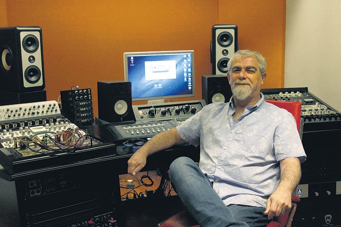 Breuer empezó a relacionarse con la profesión en 1975, cuando comenzó en el sello Fonema.