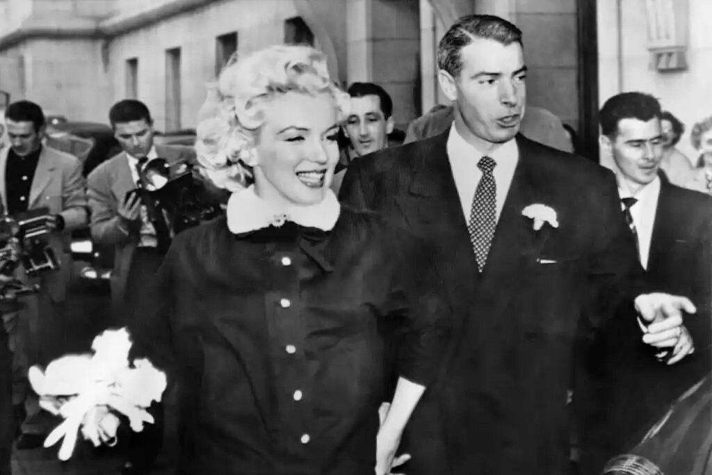Joe DiMaggio en sus días felices con Marilyn Monroe.