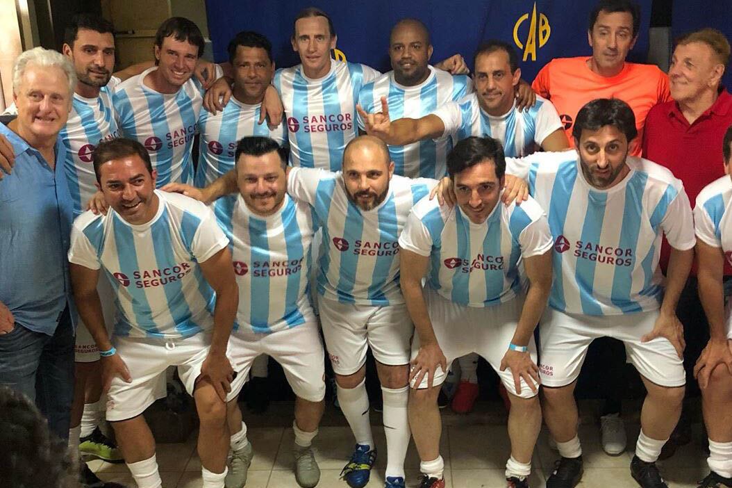 Los integrantes del Racing campeón de 2001: Daulte, Loeschbor, Maciel, Bedoya, Bastía, Viveros, Chatruc, Campagnuolo, Merlo (arriba); Principiano, Estévez, Vitali, Peralta y Milito (abajo).