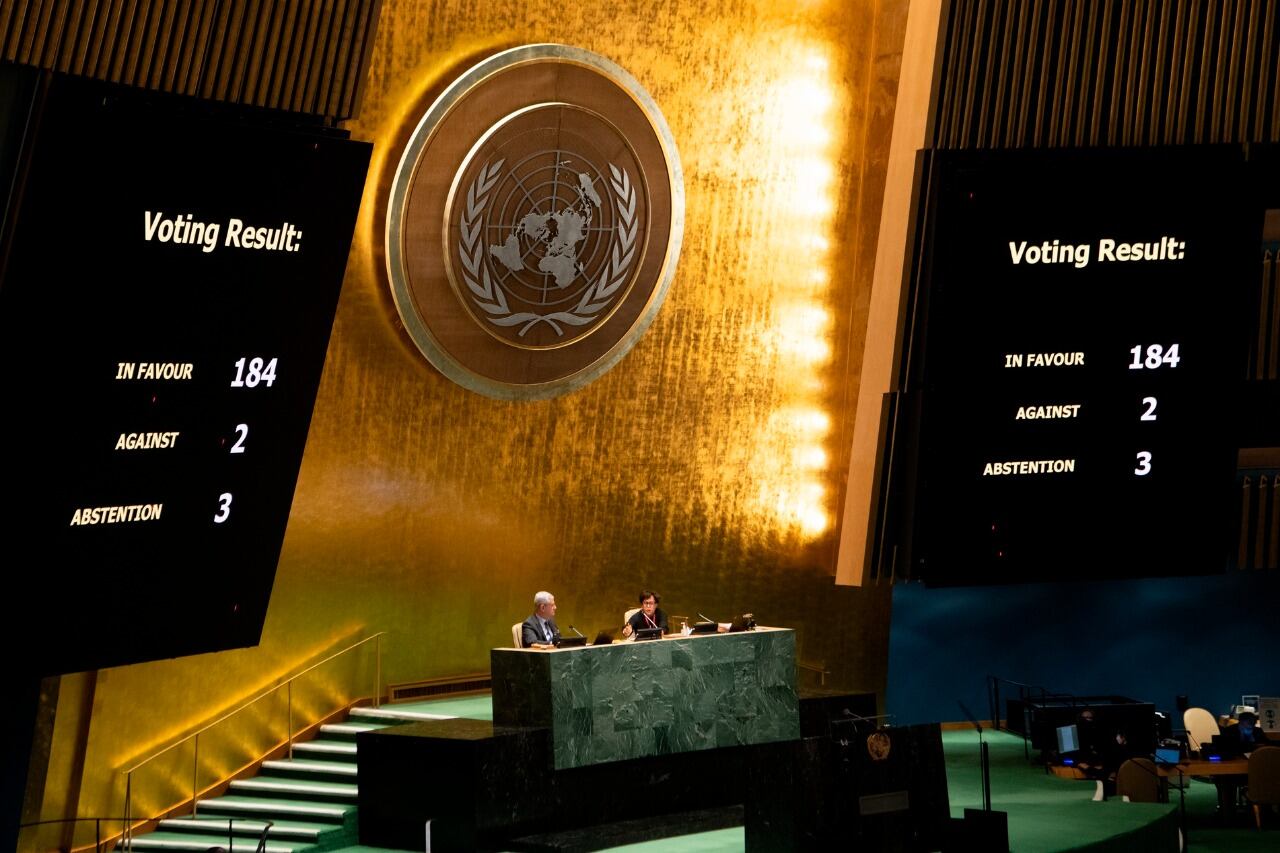 El panel de la asamblea de la ONU muestra el resultado de la votación sobre el fin del embargo a Cuba.
