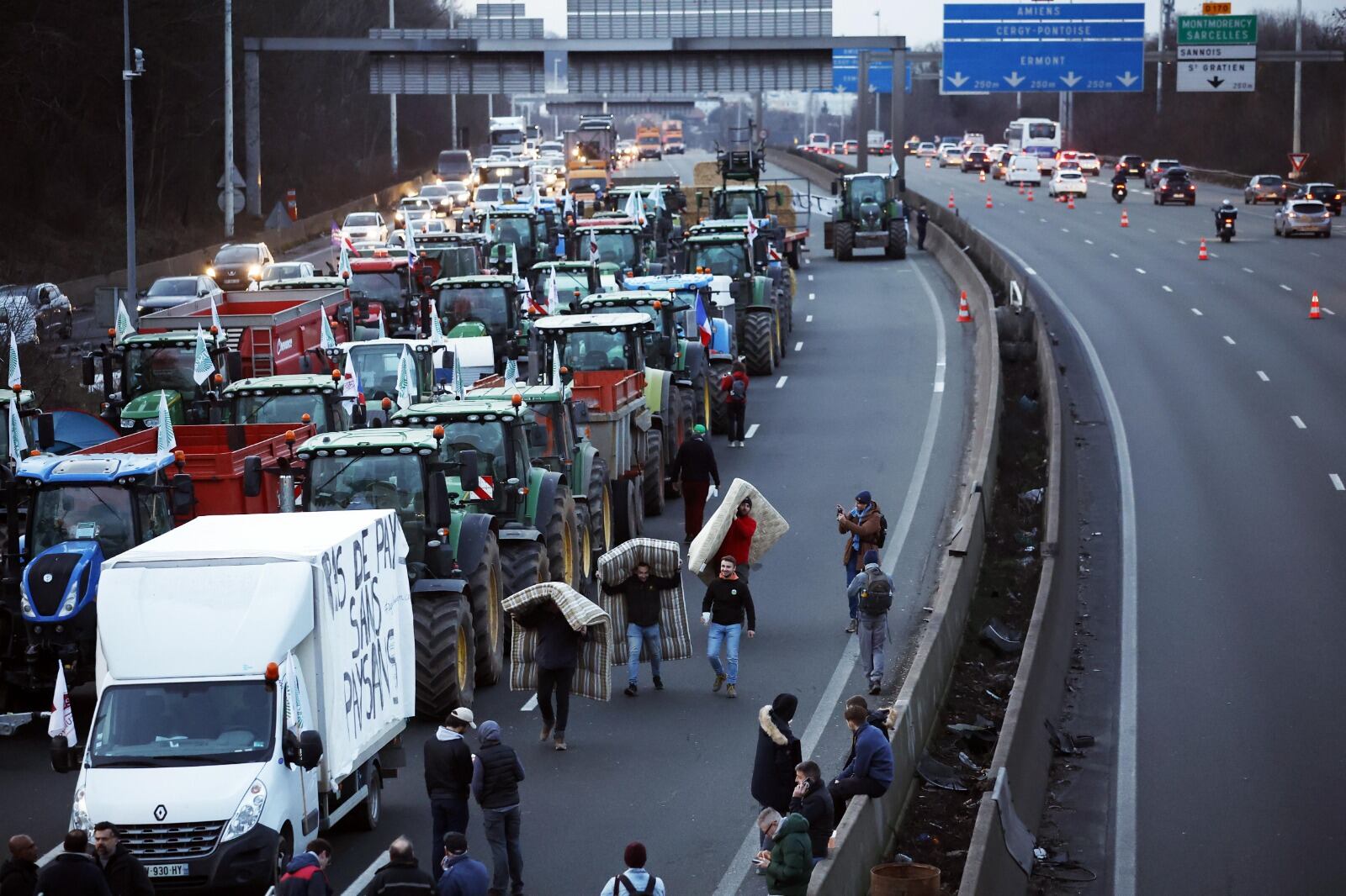 Productores con colchón al hombro para pasar la noche.