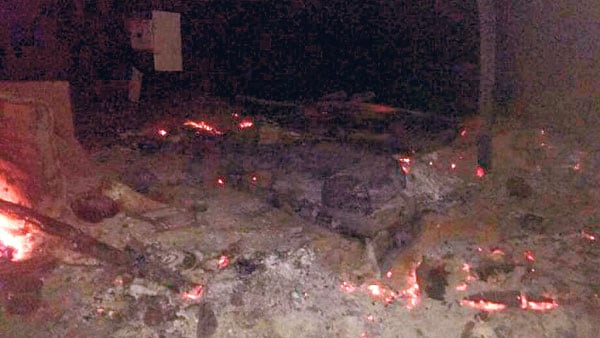 La casilla incendiada, cerca de la ruta 40 y del río Chubut.