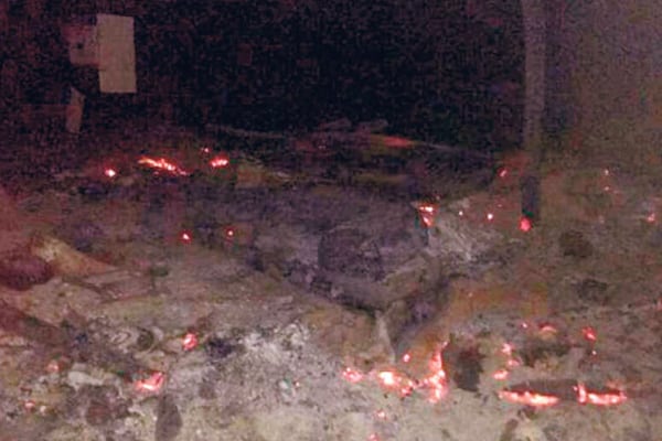 La casilla incendiada, cerca de la ruta 40 y del río Chubut.