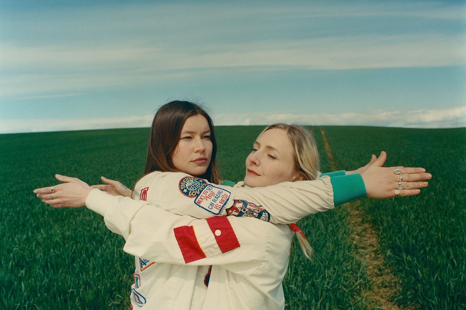 Rhian Teasdale y Hester Chambers del dúo inglés Wet Leg