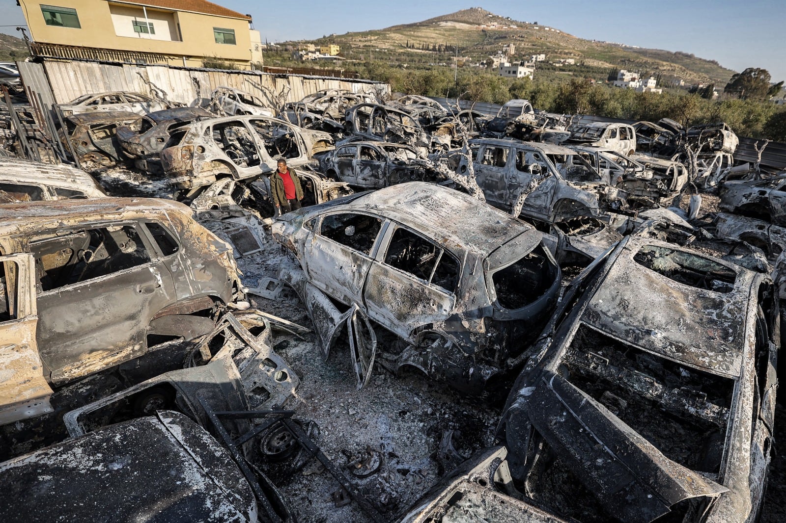 La aldea Huwara amaneció con casi todos sus autos quemados.