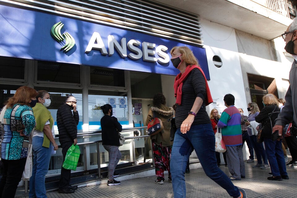 La jubilación mínima ascenderá a 60.124 pesos, y las dos jubilaciones mínimas pasarán a ser de 107.249 pesos. (Fotos: Carolina Camps)