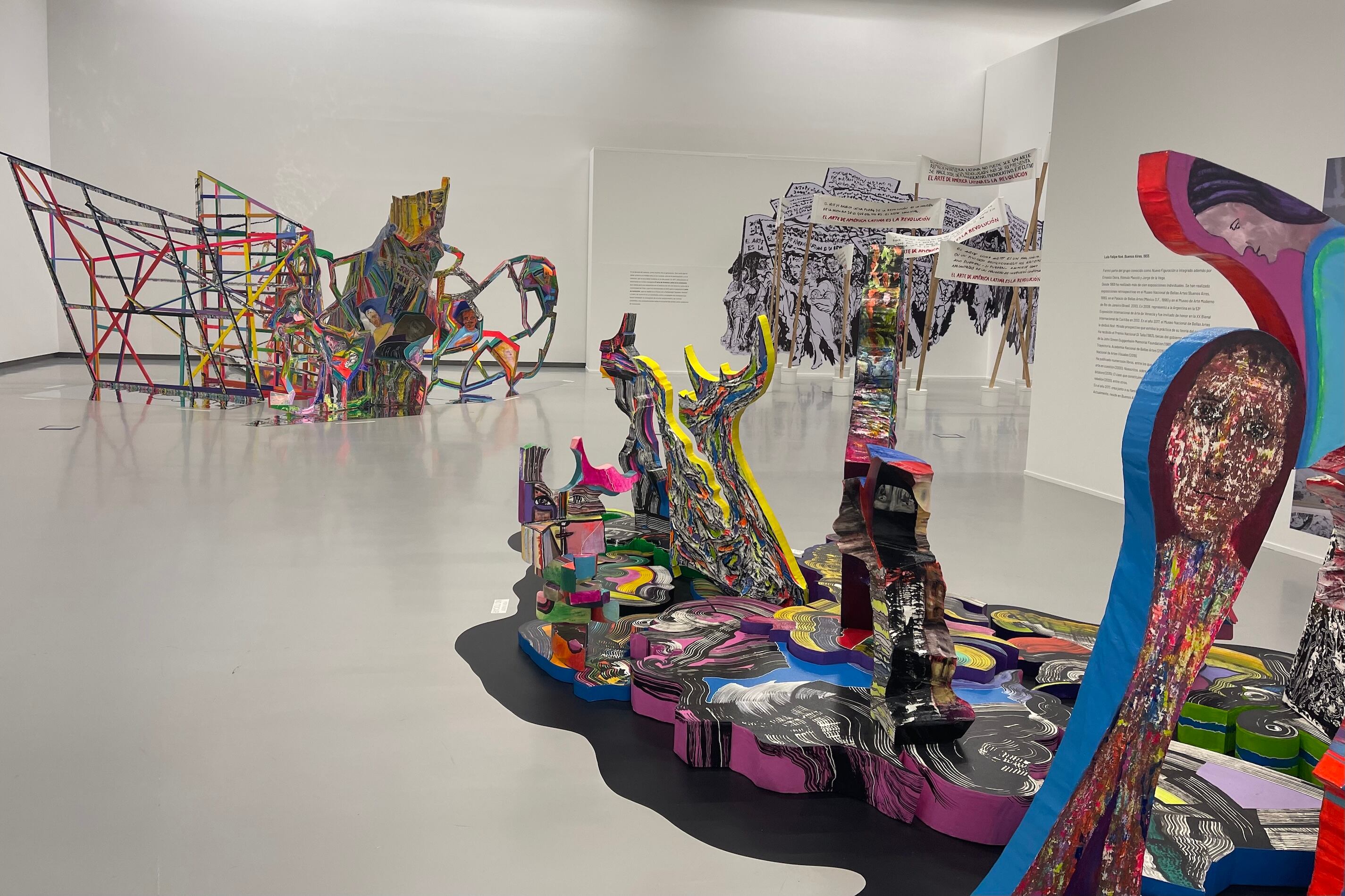 Vista parcial de la muestra de instalaciones de Luis Felipe Noé. Abajo: La vitalidad de Noé y su obra, “Coherente oxímoron” (2014). Más abajo: Noé y una instalación en su taller de Nueva York, en 1965.