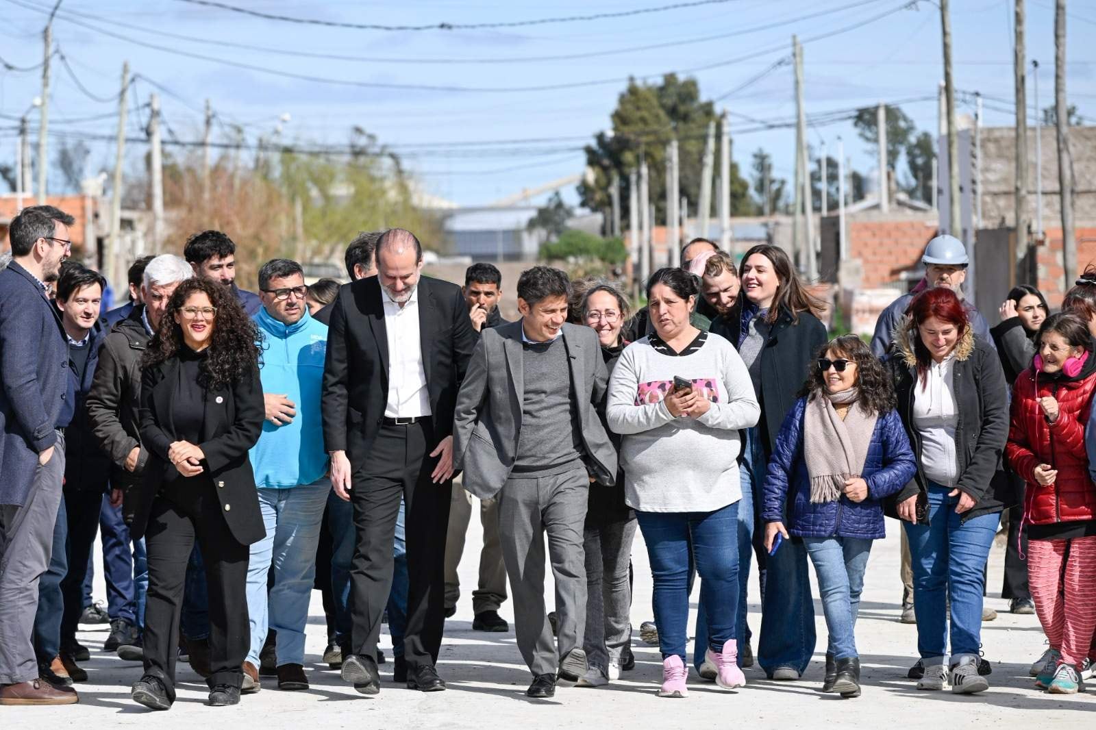 Kicillof durante una recorrida en Bahía Blanca.