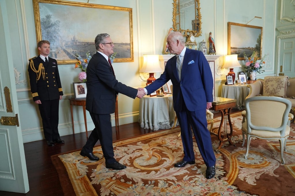 Kier Starmer saluda al Rey Carlos III, del Reino Unido