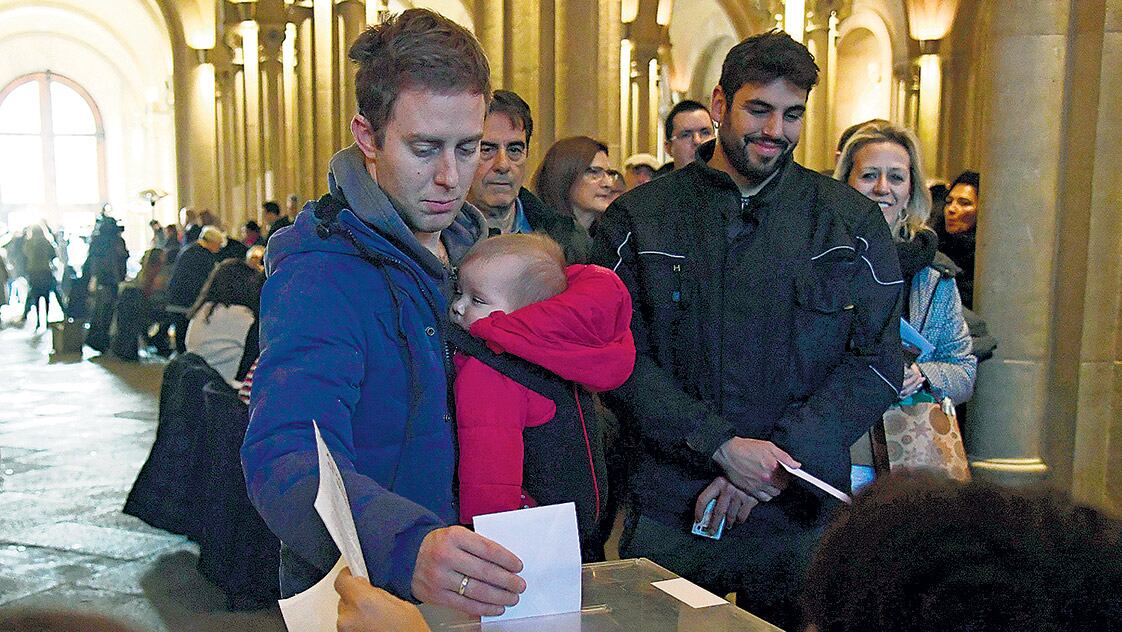 La participación de los catalanes en las urnas fue record: llegó al 82 por ciento.