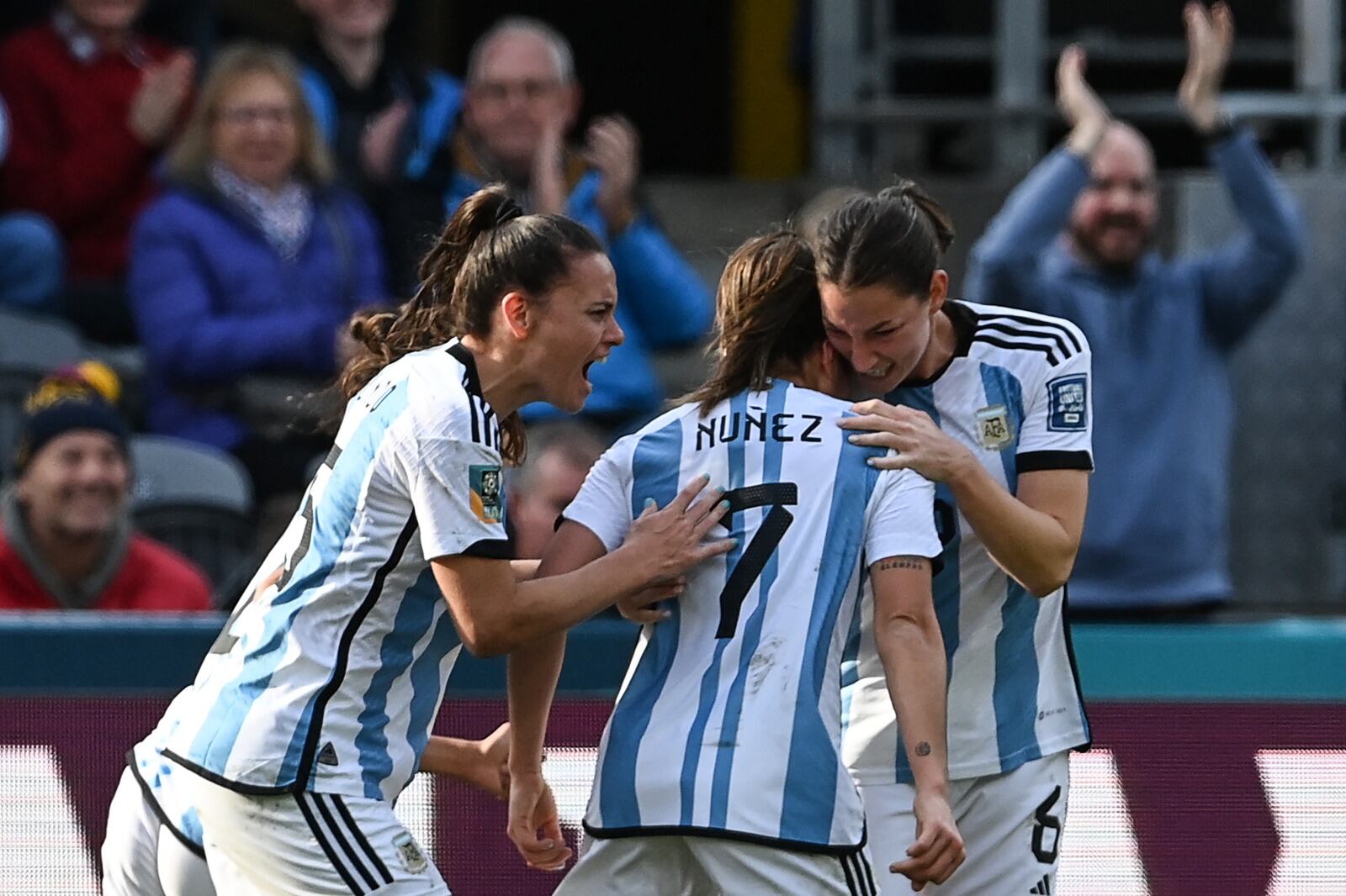 Bonsegundo y Cometti felicitan a Núñez por el gol del 2-2 ante Sudáfrica