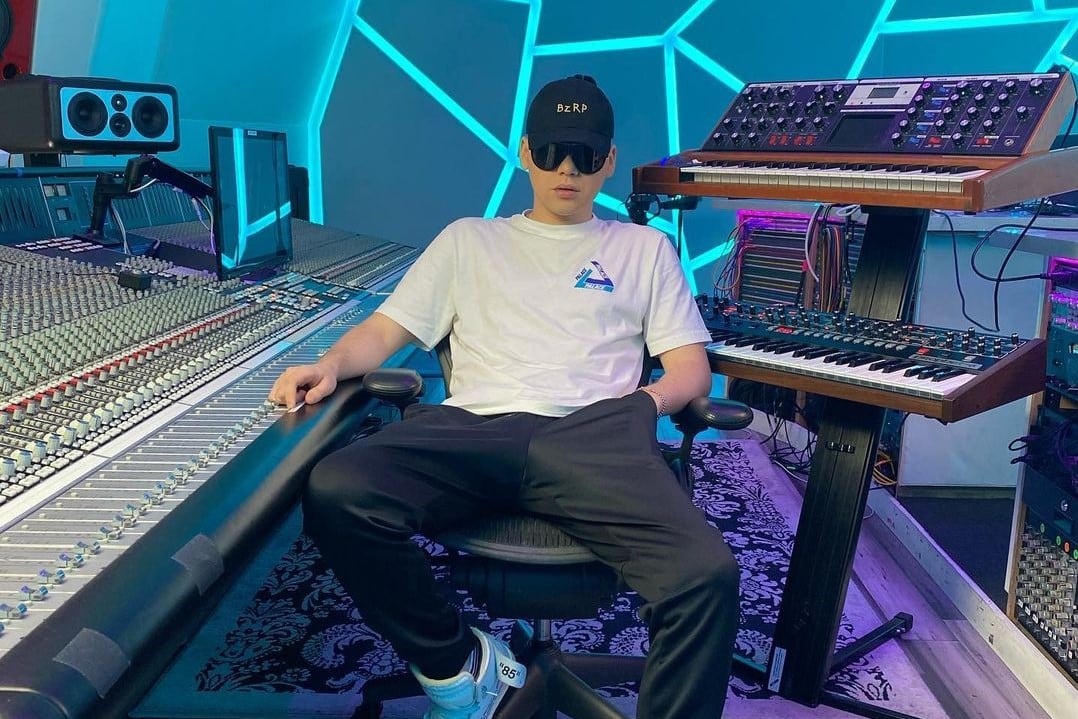El productor argentino Bizarrap creó una aplicación de videojuegos para coleccionar "cards" de sus Sessions y ganar premios exclusivos.
