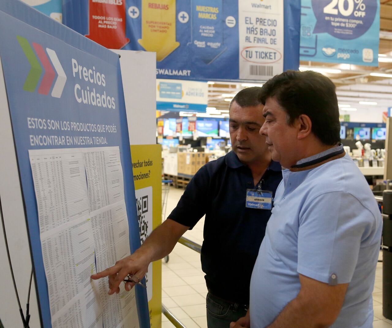 Fernando Espinosa observa la lista de Precios Cuidados