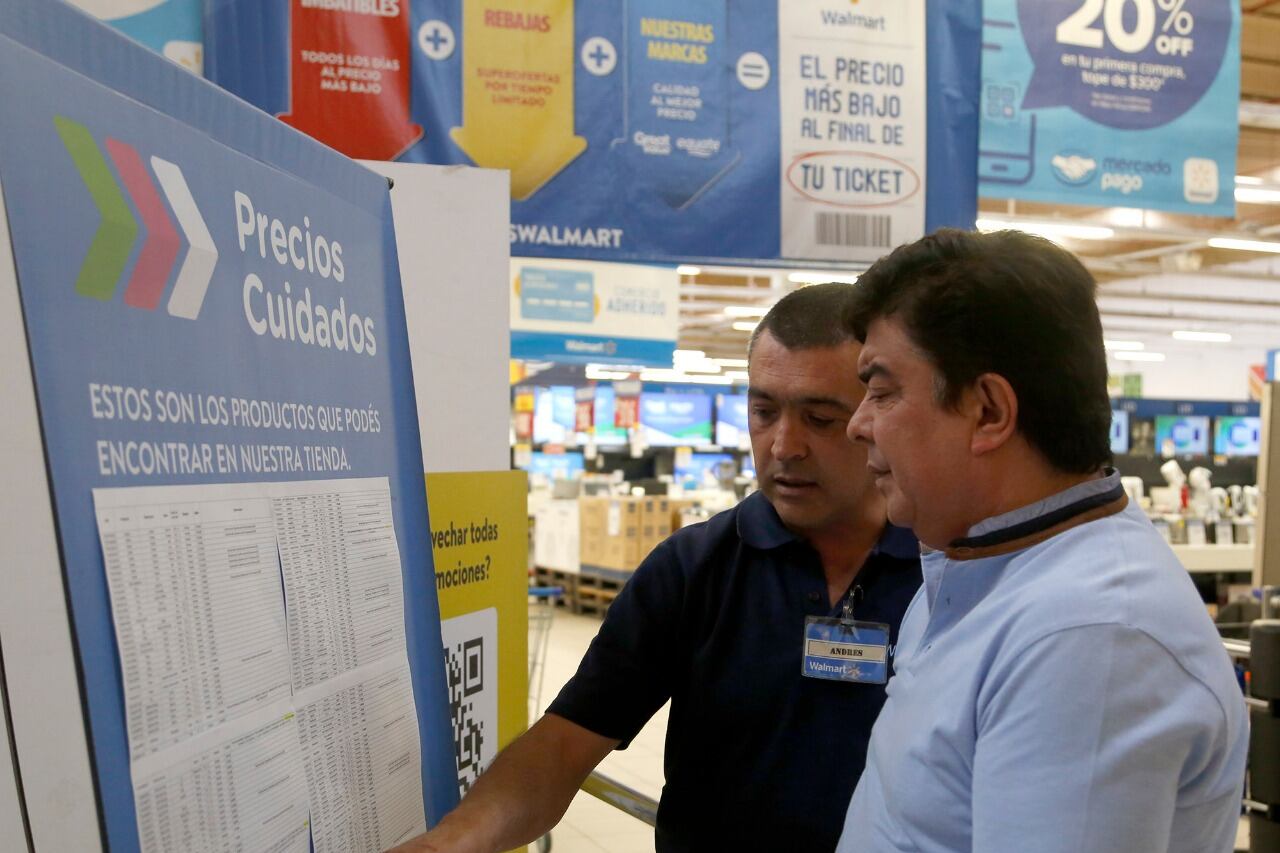 Fernando Espinosa observa la lista de Precios Cuidados