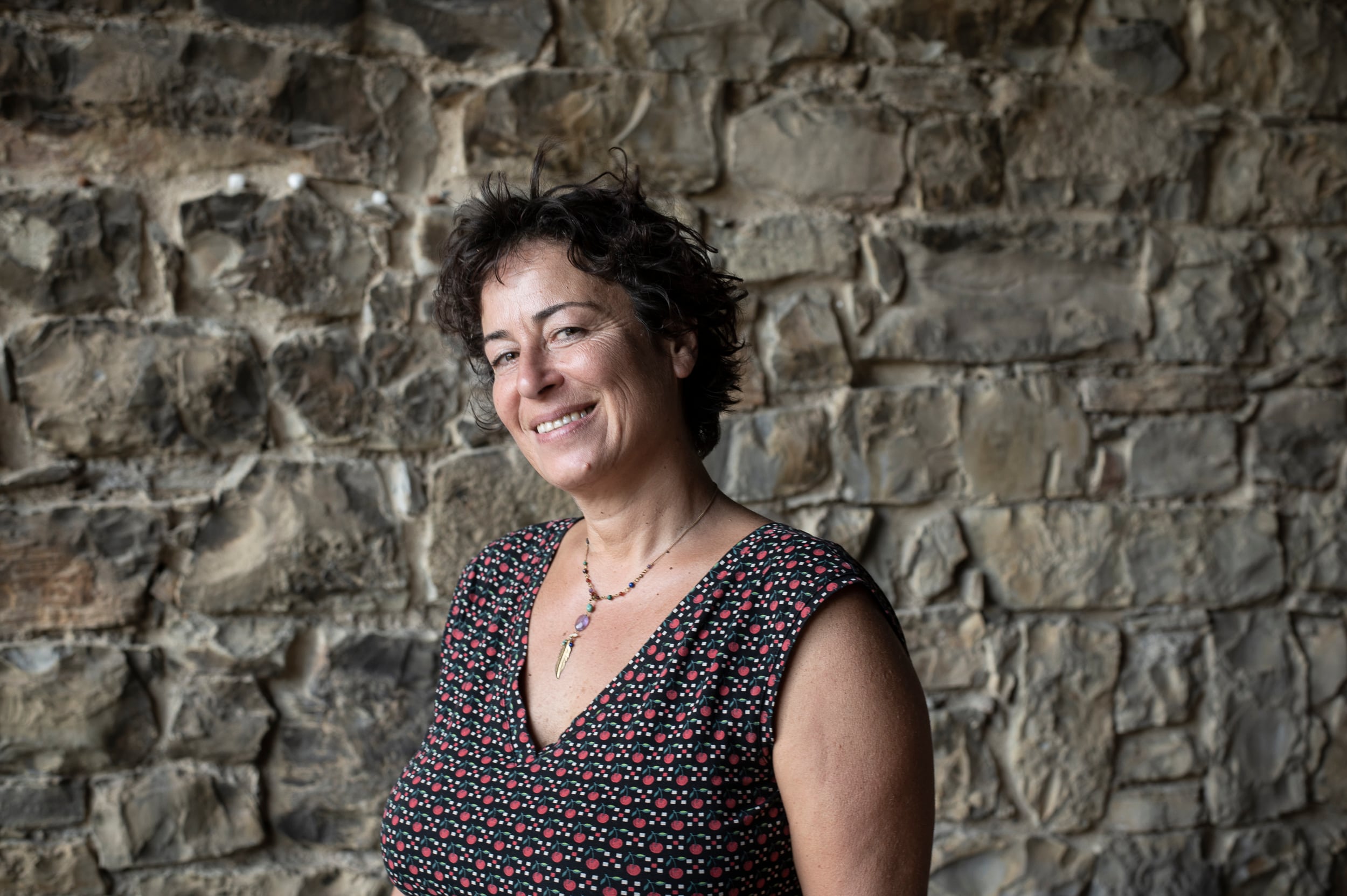 Pinar Selek retratada en Francia, en el país que la acogió cuando tuvo que refugiarse de la persecución en Turquía.