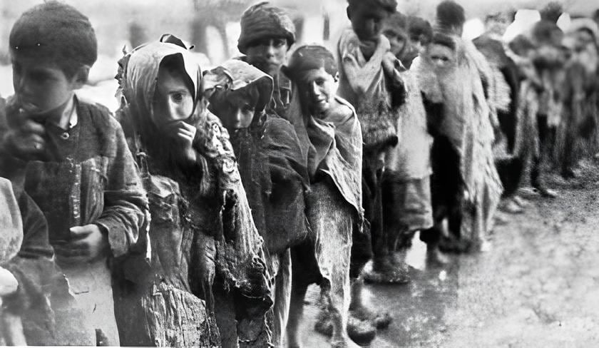 Niños armenios huérfanos.