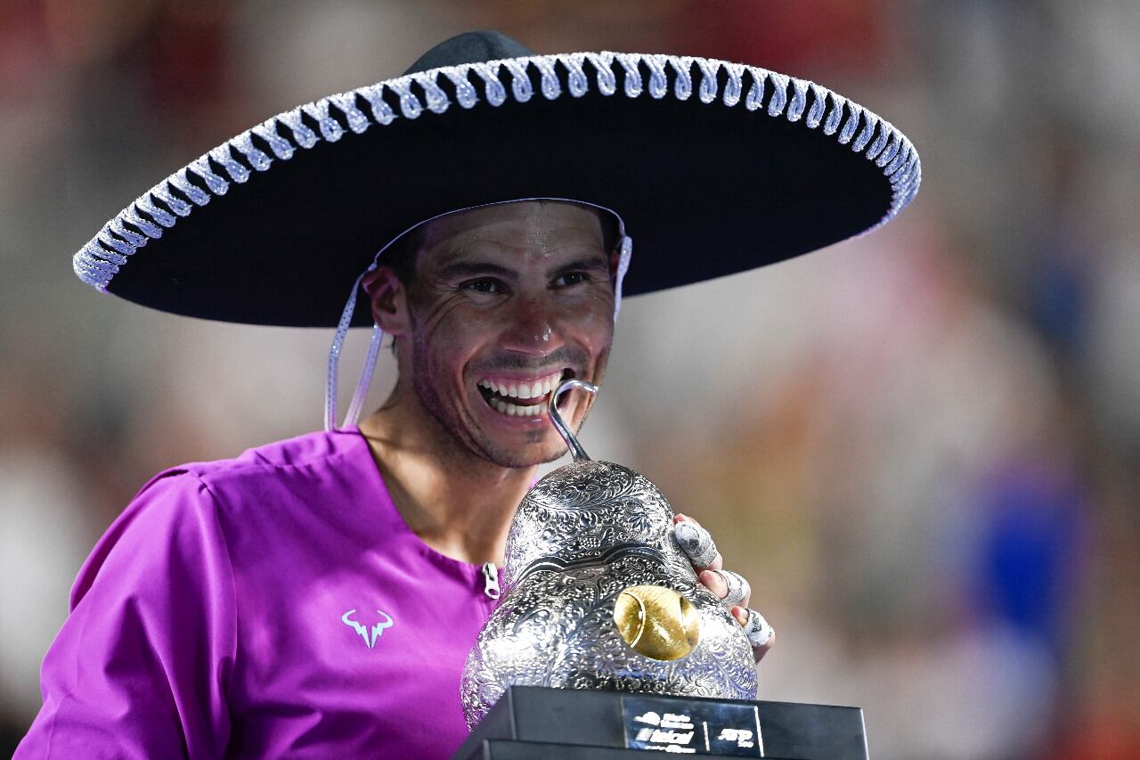 Nadal festeja con el trofeo en México