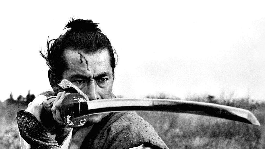 Rebelión (1967), con Toshiro Mifune, propone un dilema entre la lealtad y el honor entre samuráis.