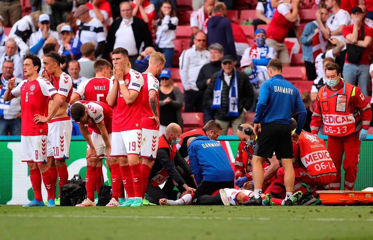 El partido fue interrumpido y los compañeros del jugador lo rodearon