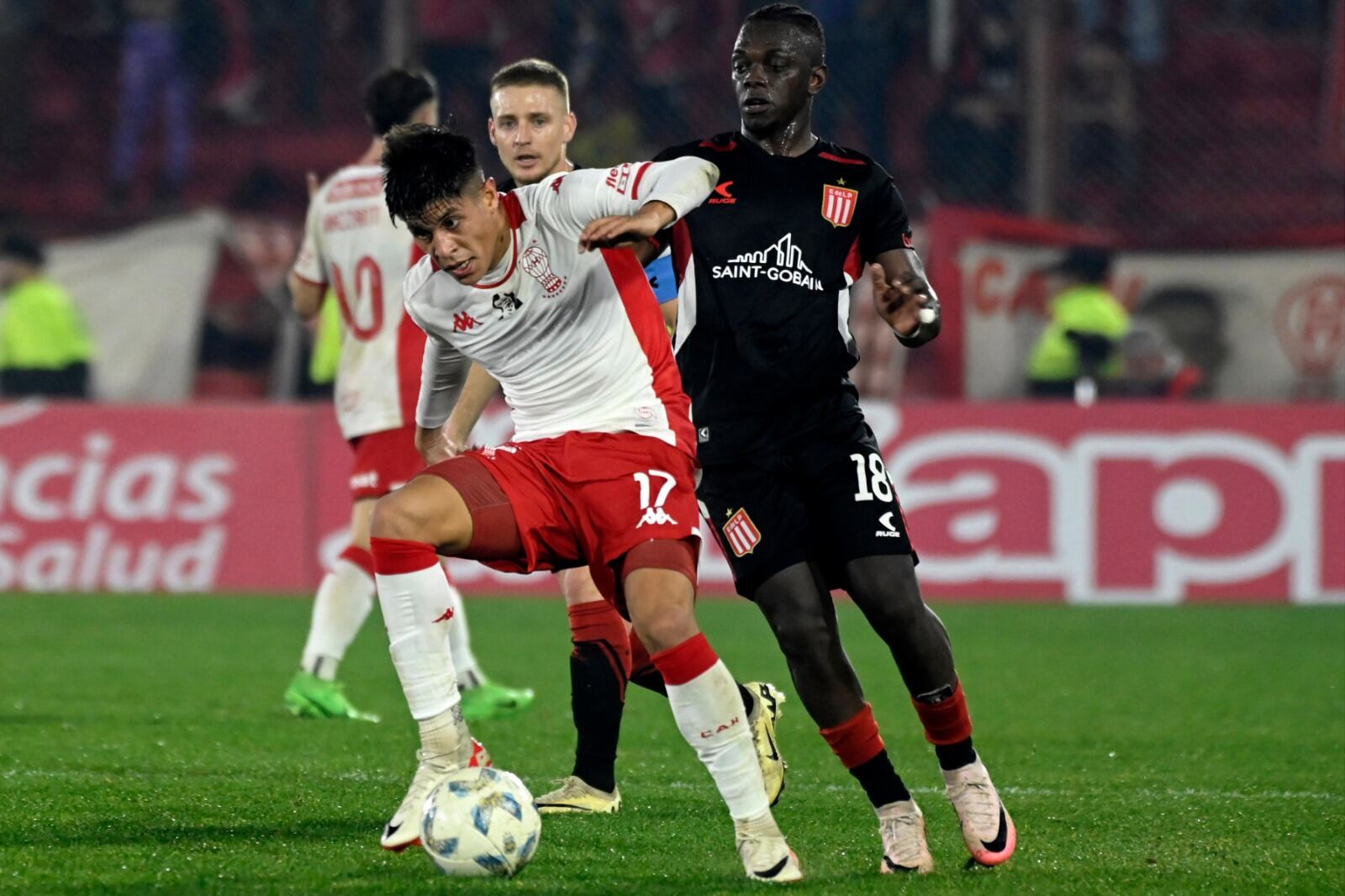 Cetré intenta robarle la pelota a Sebastián Ramírez.