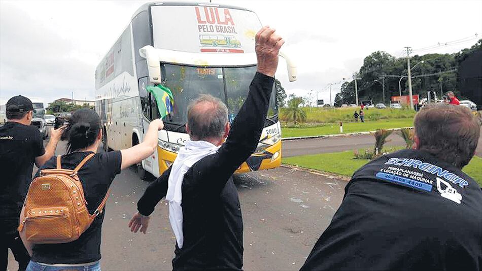 Los agresores, aún sin identificar, están relacionados con estancieros y grupos de ultraderecha.