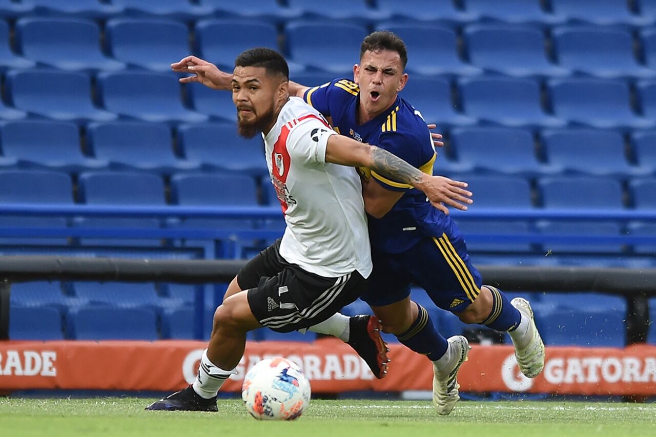 En el arranque del clásico se chocó mucho y se jugó poco. Después la cosa fue tomando color.