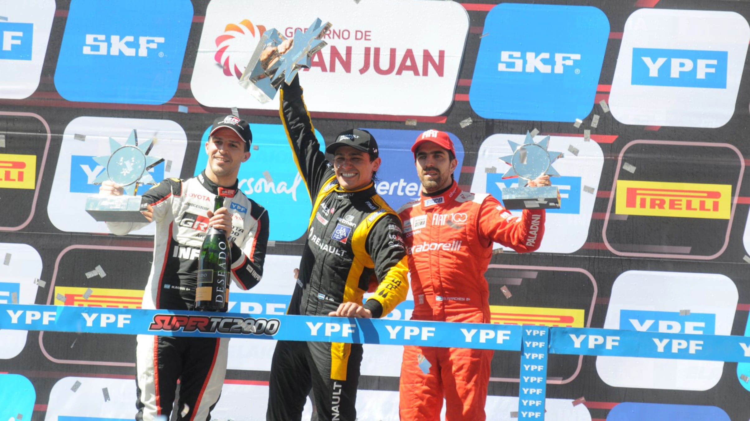 Milla, en el centro, junto a Rossi y Merchesi.