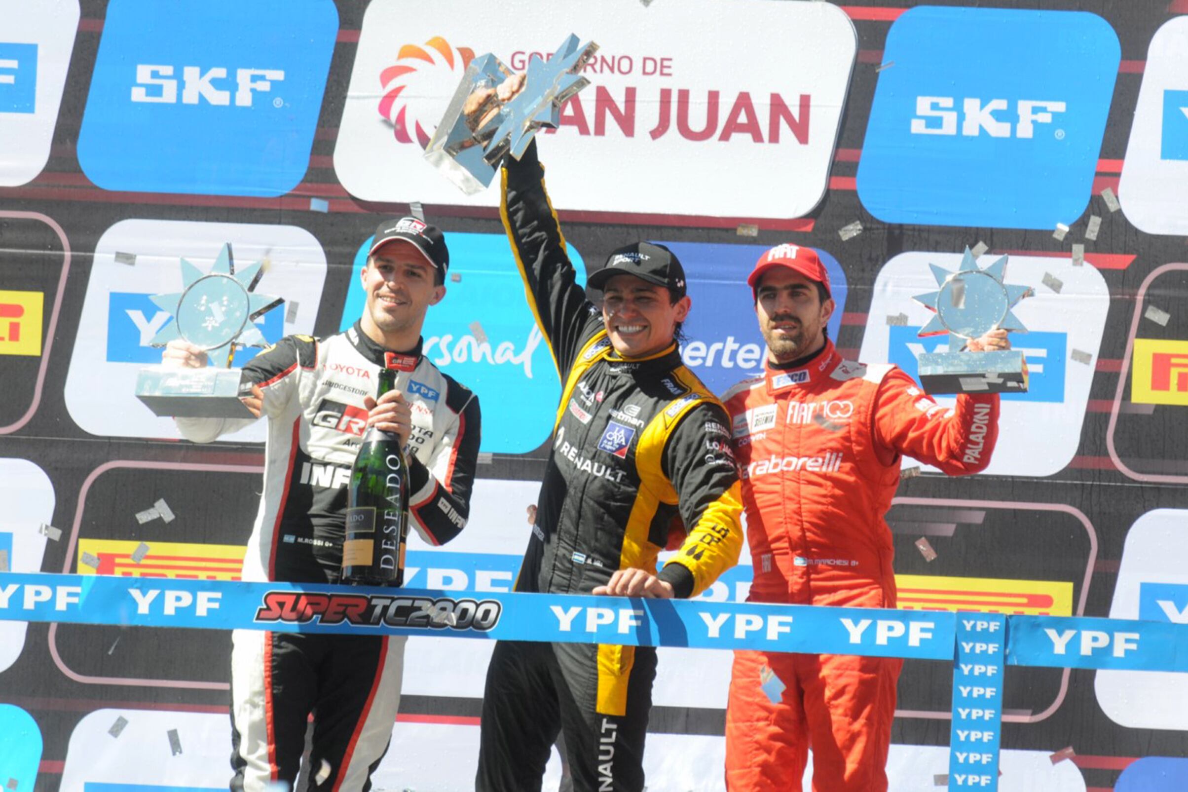 Milla, en el centro, junto a Rossi y Merchesi.