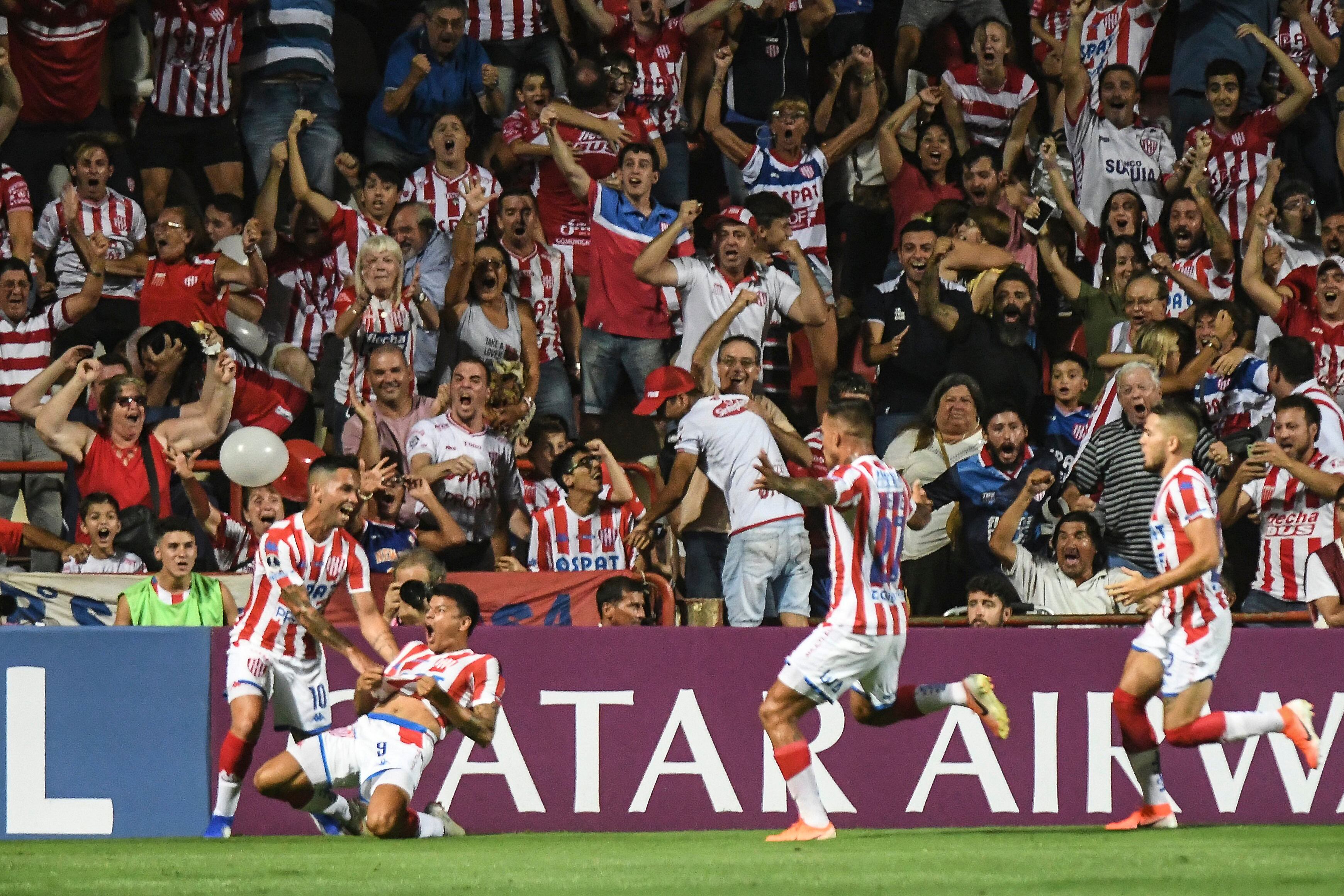 Bou festeja en la ida. El ex Boca marcó un tanto y brindó una asistencia.