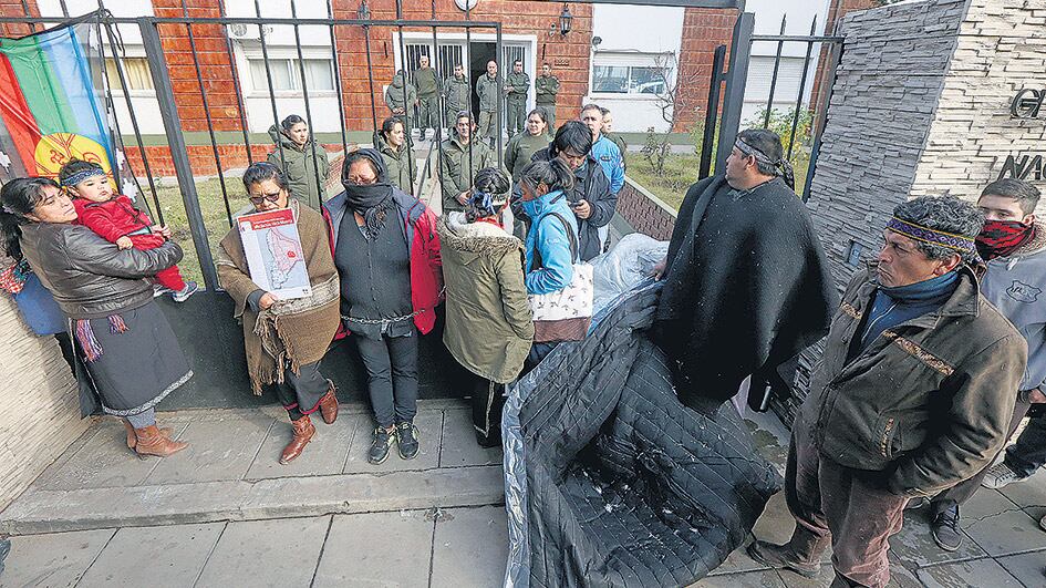 Las comunidades mapuches marcharon hasta la sede de Gendarmería en el centro de Neuquén.