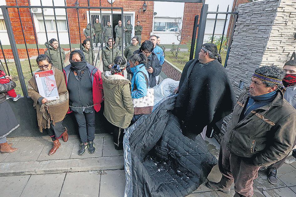 Las comunidades mapuches marcharon hasta la sede de Gendarmería en el centro de Neuquén.