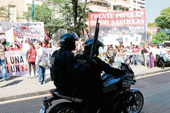La policía tucumana, en la mira por el caso de gatillo fácil.