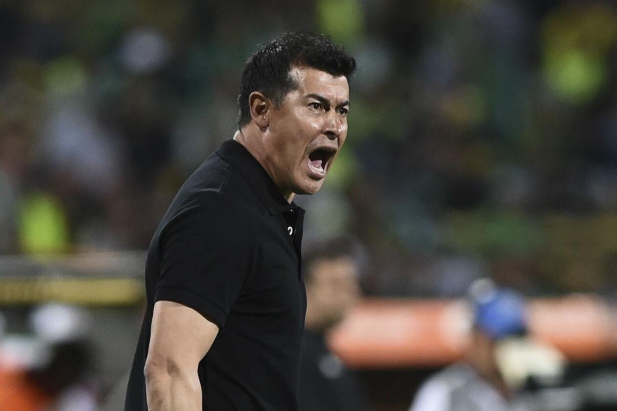 Almirón necesita una autorización para poder dirigir al Elche.