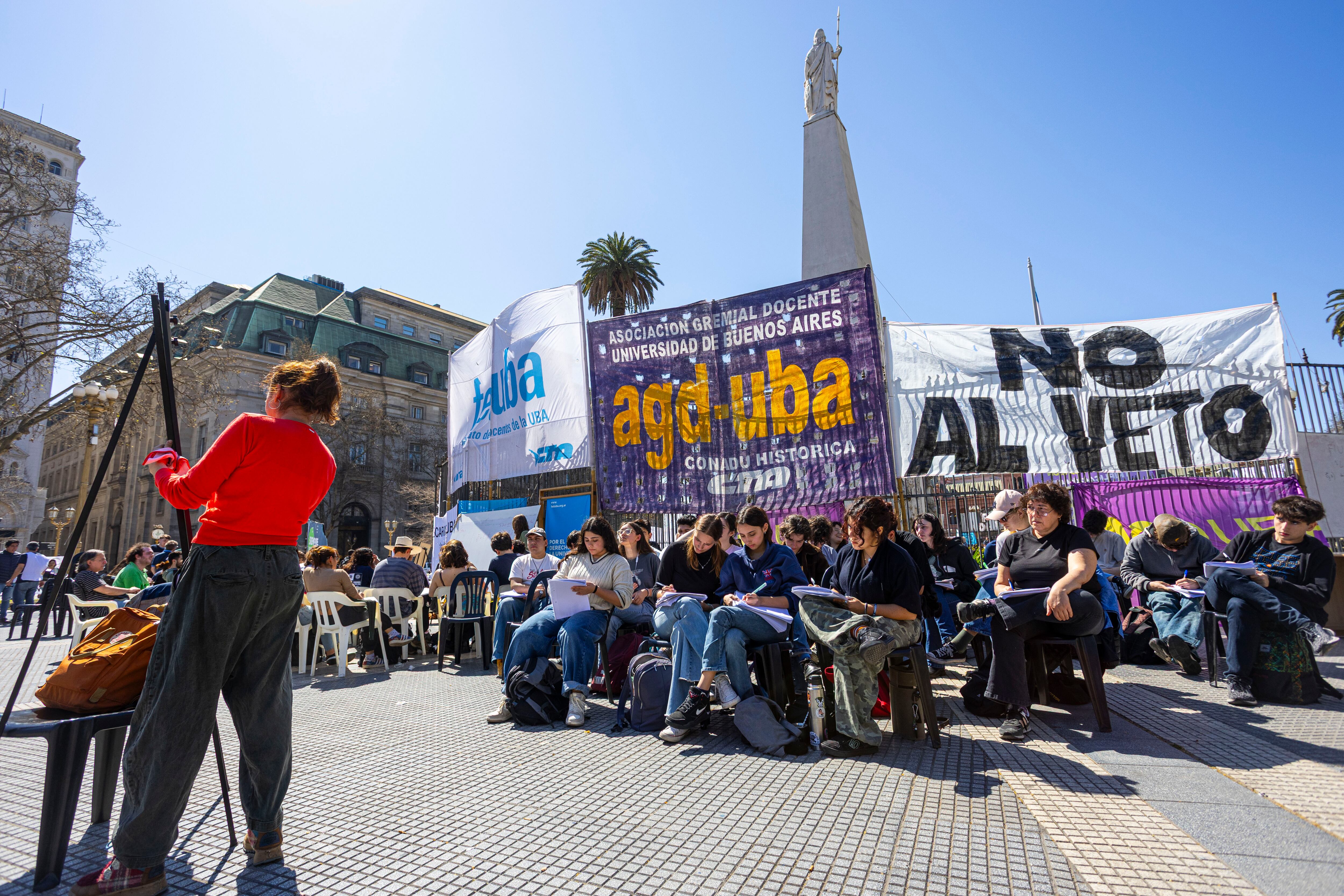 Docentes realizan clases públicas en Plaza de Mayo, en rechazo al inminente veto presidencial a la ley de financiamiento universitario