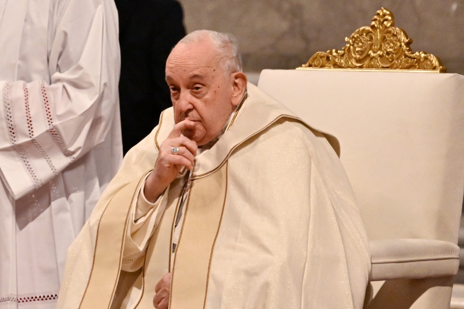 Francisco celebra misa en la Basílica de San Pedro en el Vaticano.