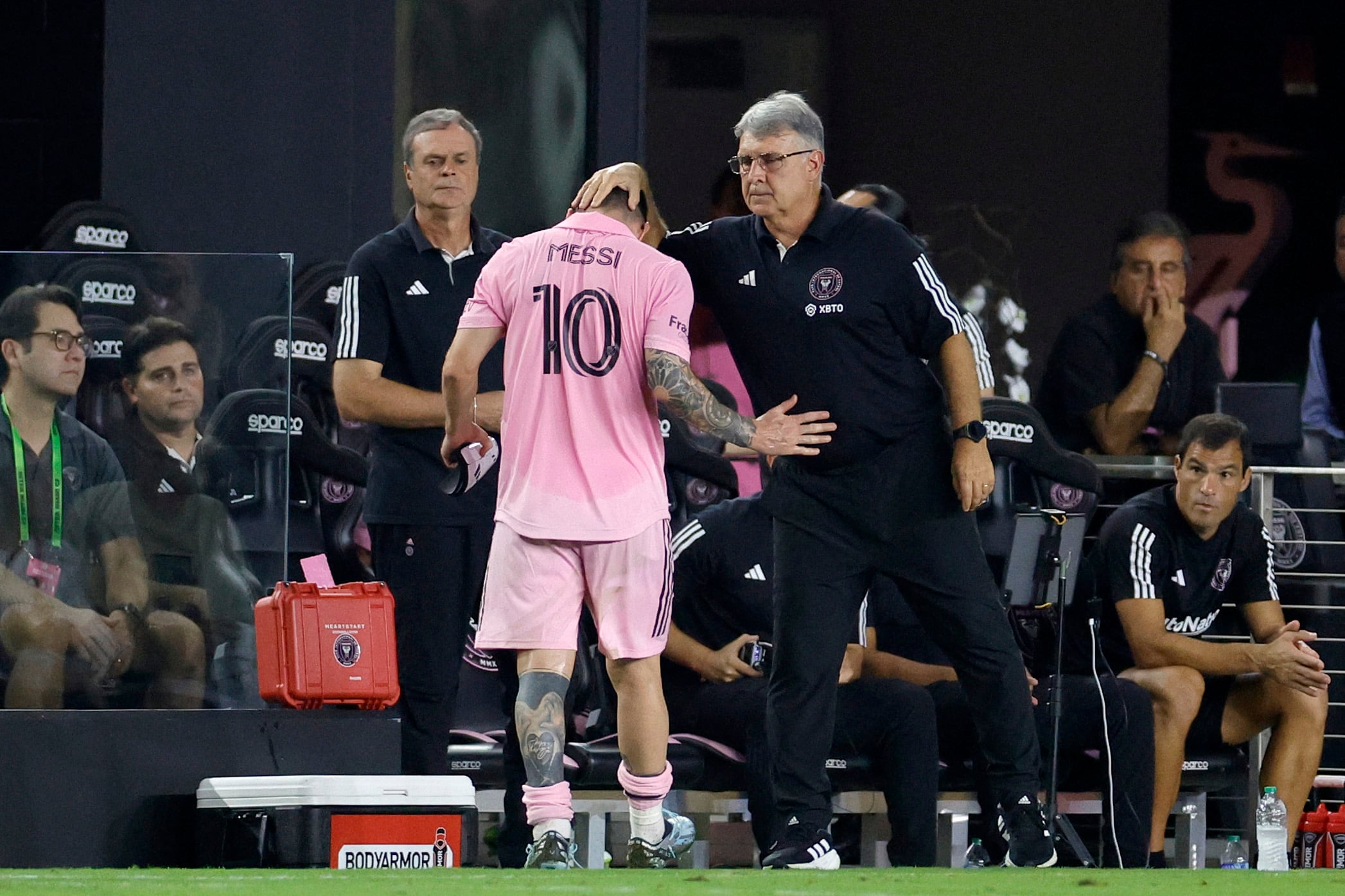 Messi, con canilleras en mano, sale del campo de juego respaldado por Martino