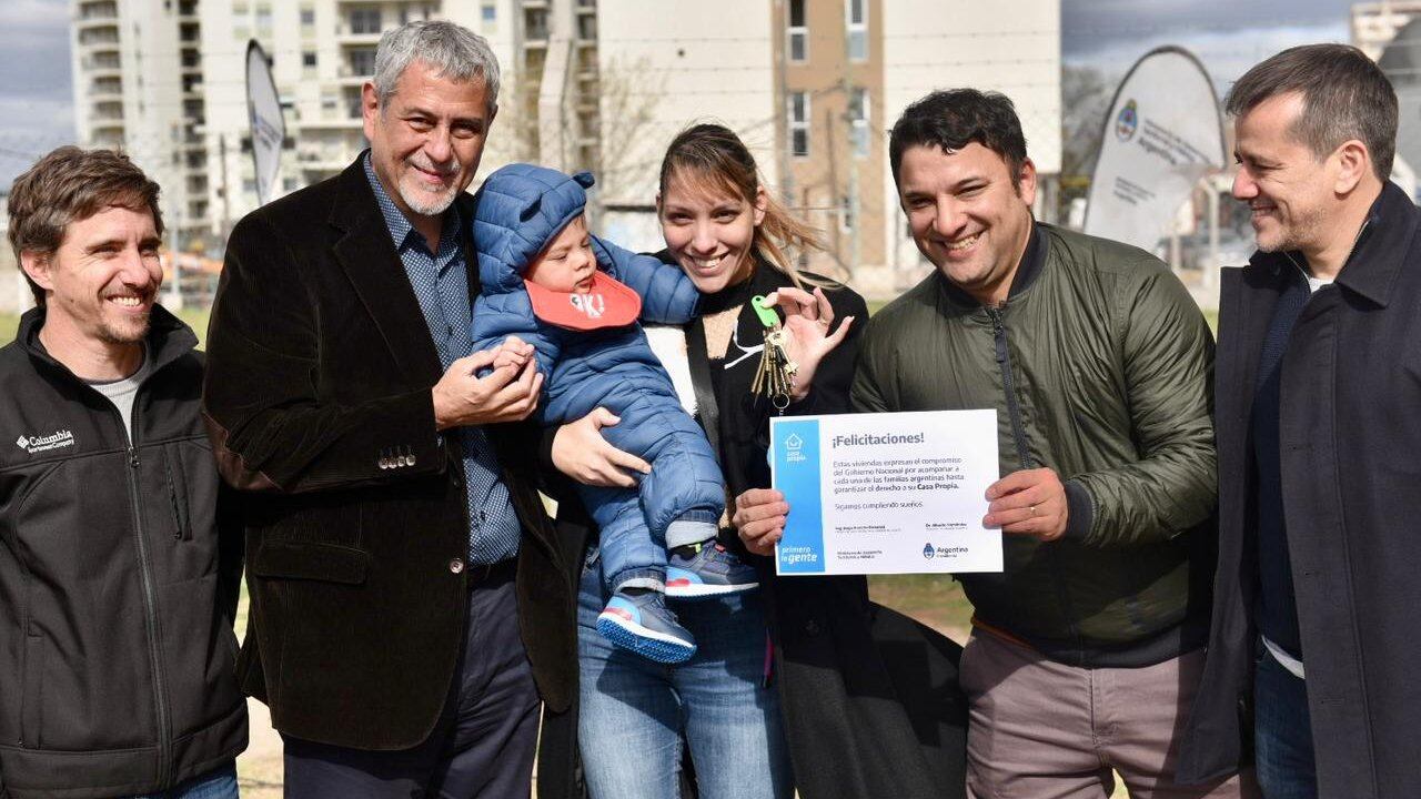 El ministro Ferraresi con una de las familias beneficiarias y el senador Recalde