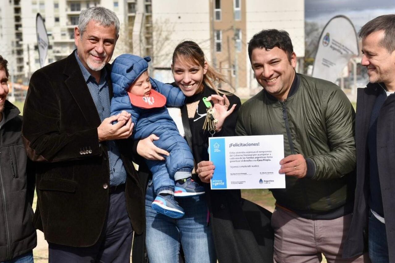 El ministro Ferraresi con una de las familias beneficiarias y el senador Recalde