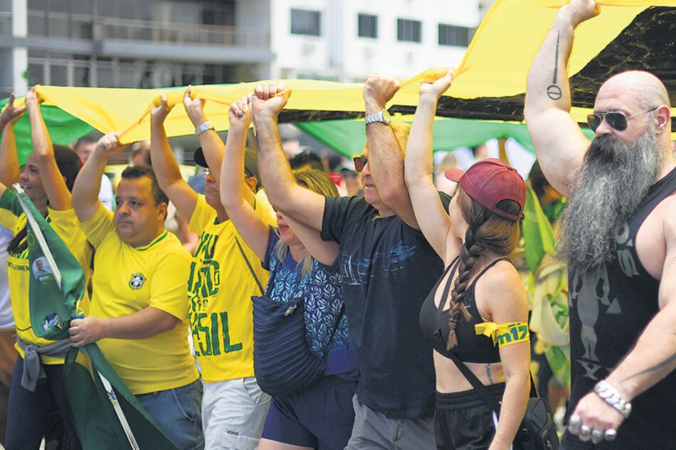 Los seguidores de Bolsonaro marcharon por la Avenida Paulista de San Pablo a una semana del ballottage.