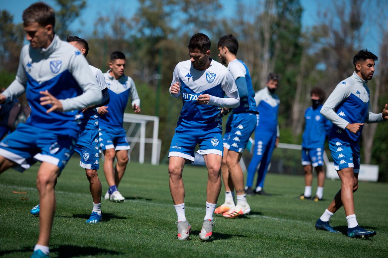 El plantel de Vélez se entrena a la espera de Peñarol.