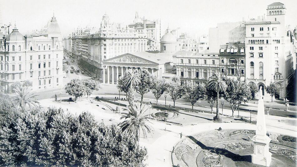 La plaza en 1943, como fue declarada Lugar Histórico: blanca, con bancos griegos y parterres.