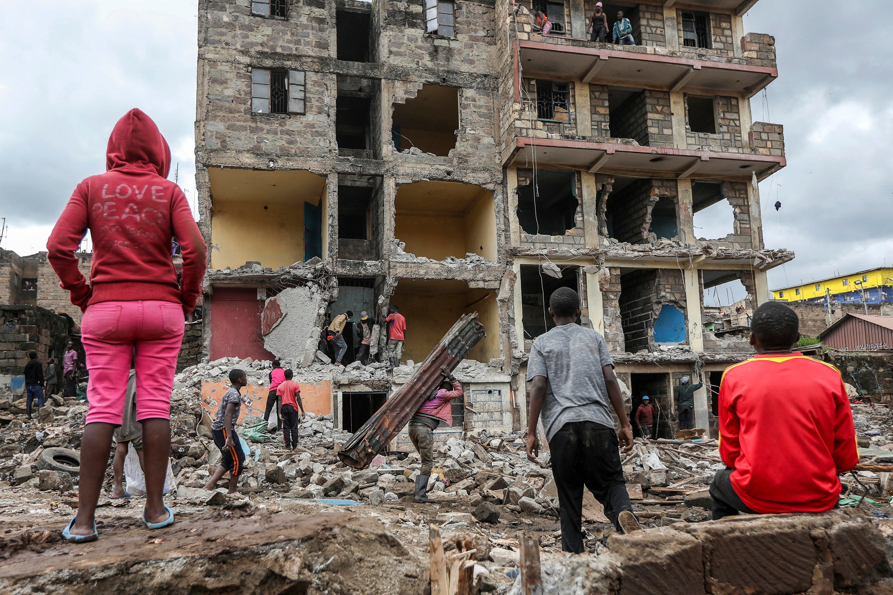 Las agencias de seguridad kenianas siguen demoliendo casas cercanas a las riberas de los ríos