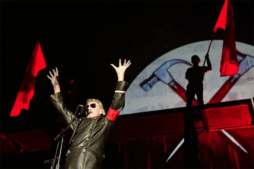 Waters durante el show de "The Wall", con la simbología que le critican