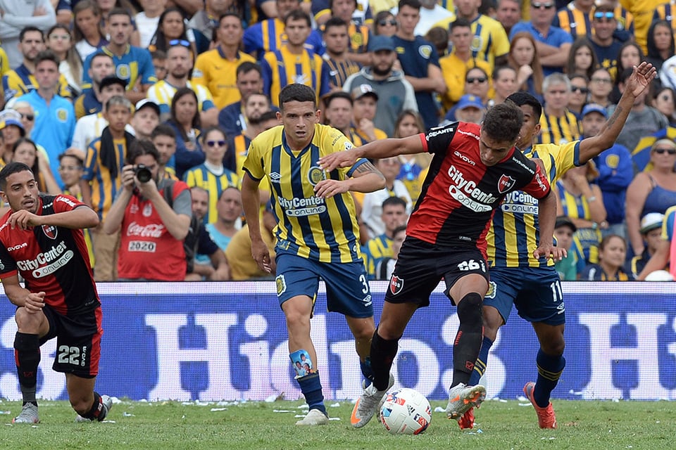 Sordo es la carta ofensiva leprosa. Blanco, la salida elegante canaya.