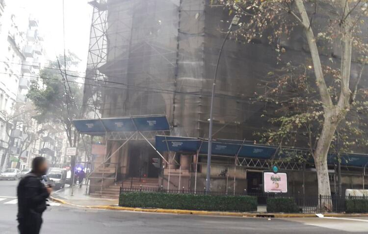 El Banco Nación ubicado en Santa Fe y Azcuénaga.